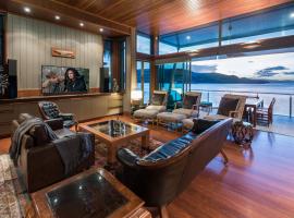 Yacht Club 19 - Ocean Front, Pool and 2 buggies，位于汉密尔顿岛的酒店