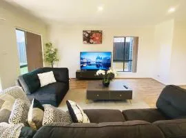 Kellyville Adorable 5 Br Home near Parks & Shops