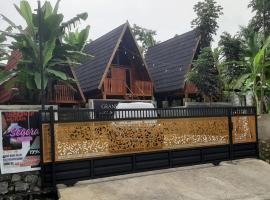 Luxury Wooden House, hotel v mestu Kebumen