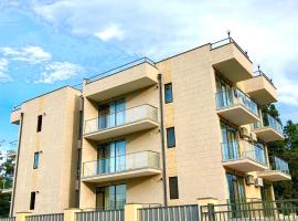 White-House, hotel with parking in Ureki