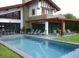 Maison basque moderne avec piscine chauffée et vue