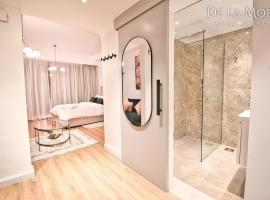De la More stylish luxury apartment by the beach in brand new condition，位于拉斯阿尔卡麦的海滩酒店