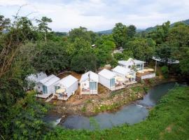 Cha-om camping ชะอม แคมป์ปิ้ง, luxury tent in Kaeng Khoi