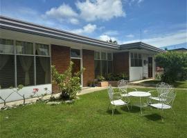 Spacious House with wide Parking Area and Lawn at Damosa Lanang, hotel que aceita pets em Davao