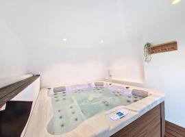 Maison avec jacuzzi, hotel a Saint-Erblon