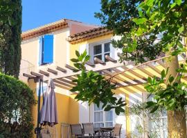 Les Restanques 10 Chenes 3 chambres, Hotel in Grimaud