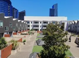 Room with double bed free tram to Melbourne CBD & Southern Cross Station