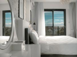 Terra Apartments in Caesar Blue Resort, Fixed Lunch till 3pm, Gym, Heated pool, Sauna, Kids club, alojamento na praia em Rizokarpaso