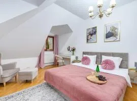 Lumina Luxurious spacious Villa with parking