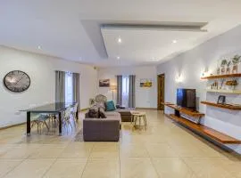 Bright,stylish 2bedroom apartment in village centre