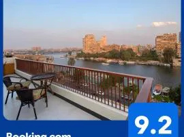 شقة بإطلالة بانورامية على النيل