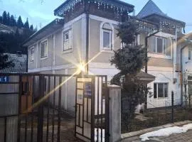 CASA CU LAVANDĂ
