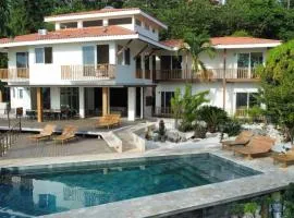 Casa Luna - Private Suites with Ocean View, Pool, AC, WiFi