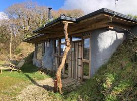 Rabbits 1or 2 bedroom hobbit style hillset earthen dartmoor eco home，South Brent的木屋