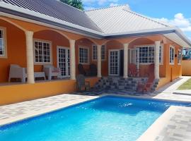 Villa Devica, hotel com estacionamento em Bon Accord Village