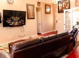 Luxury 4br home, 2 king,1 queen, 3bed, 4tv