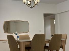 fully furnished apartment with 3 Rooms & 3 Bath in Rehab City, ξενοδοχείο σε Burg el-Ḥudûd