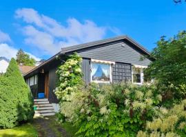 Large private house close to Metro, hotel en Oslo