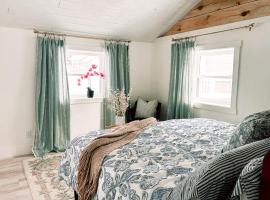 Lakefront Girls getaway Romantic Retreat low fees, παραλιακό ξενοδοχείο σε Howe
