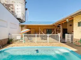 Piscina e mar em único lugar