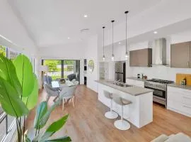 Chic Family Friendly 4BR Retreat Near Redcliffe