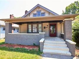 Private Room in an Elegant Home- Convenient to Downtown Indianapolis, hotel i Indianapolis