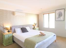 Airport 5BR Retreat - Full Kitchen & Tranquil、パースのホテル