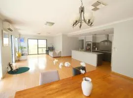 Airport 5BR Retreat - Full Kitchen & Tranquil
