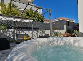 luxury apartment with garden jacuzzi and wellness, hotel en Trogir