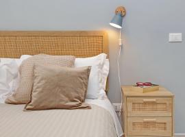 AIRPORT 10 Min PORTUNUS APARTMENT BY THE BEACH, hotel din Fiumicino
