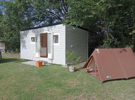 Tiny house sous le chene, Hotel in Saint-Roch