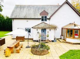 5-Bed Home - Sleeps 12 Pool Garden & Play Area, hotel em Taunton
