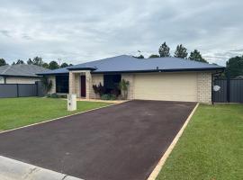 Family retreat in Caboolture big house, ξενοδοχείο σε Caboolture
