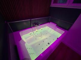 Nuit magique jacuzzi, terrasse & lit motorisé - 008，位于鲁昂的酒店
