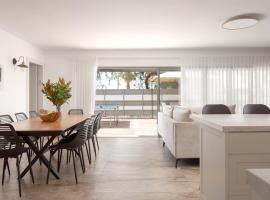 וילת נופש עם 4 חדרי שינה עם בריכה פרטית במיקום מעולה, отель в Эйлате