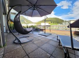 Stilvolles und ruhiges Apartment mit privater 60m2 Sonnenterrasse bei der Parsennbahn, Hotel in Davos