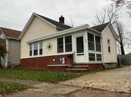 Cozy Home with Views of Lake Erie and the Pier, hotel din Lorain