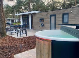 Natuurhuisje Hellendoorn met luxe Hottub, hotel con hidromasaje en Haarle