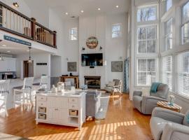 Eagle Roost Chalet- Modern Kentucky Lake Chalet, Hotel in Waverly