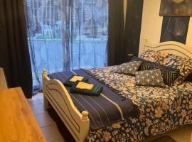 Chambre d h&ocirc;te &agrave; la plage de 15 m2 LE MANAPANY, hotel amb aparcament a Camiers