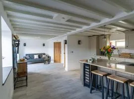 Tractor Shed, seaside cosy cottage for 4