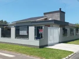 Casa Com Três Dormitórios Pertinho Do Mar Em Capão Da Canoa