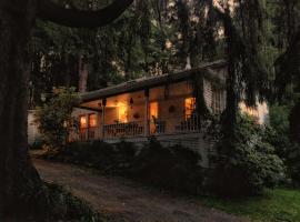 Charm at the foot of the Berkshires, hotel v destinaci Hillsdale