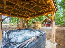 Trout Corner wooded tiny home, domek nebo chatka v destinaci Forks