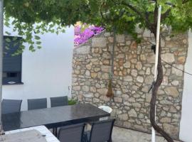 Šućur holiday home، فندق في بريكو