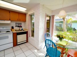 Unit 112 Courtyard Condo In Oceanfront Complex, hotel em Cocoa Beach