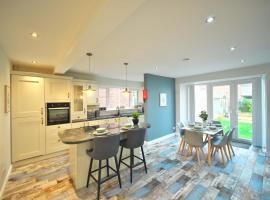 Luxury Bungalow, 3 bedrooms, 5 beds, sleeps 8, transport links, parking, Wi-Fi, Bungalow in South Elmsall