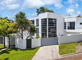 Luxurious 5 bedroom home 500m to Alexandra Headland beach