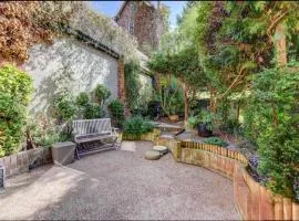 Courtyard Cottage with free onsite parking, garden, short flat walk to town