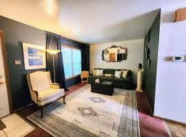 2 bedroom Home 6 mins to United Center with Parking